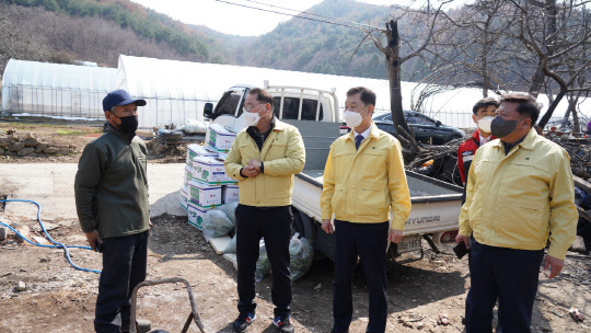 22일 김종훈 농림축산식품부 차관은 강원도 동해시 산불피해 현장을 방문해 피해를 입은 농민에 대한 신속한 지원을 약속했다. 김종훈(왼쪽에서 두번째) 차관이 피해 농민과 대화를 나누고 있다. <농림축산식품부>